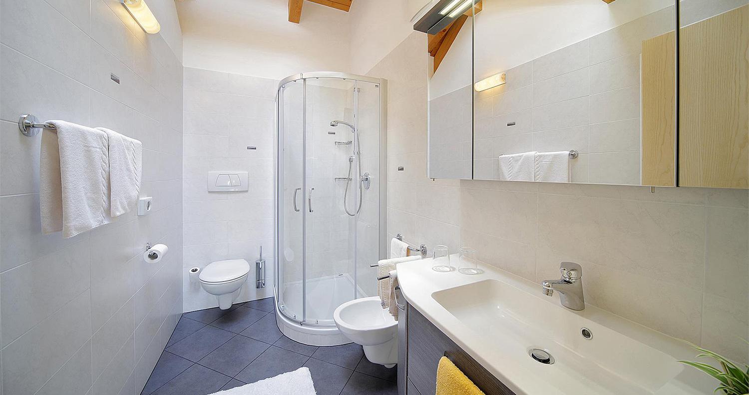Luxussuite Flieder - Bad mit Dusche