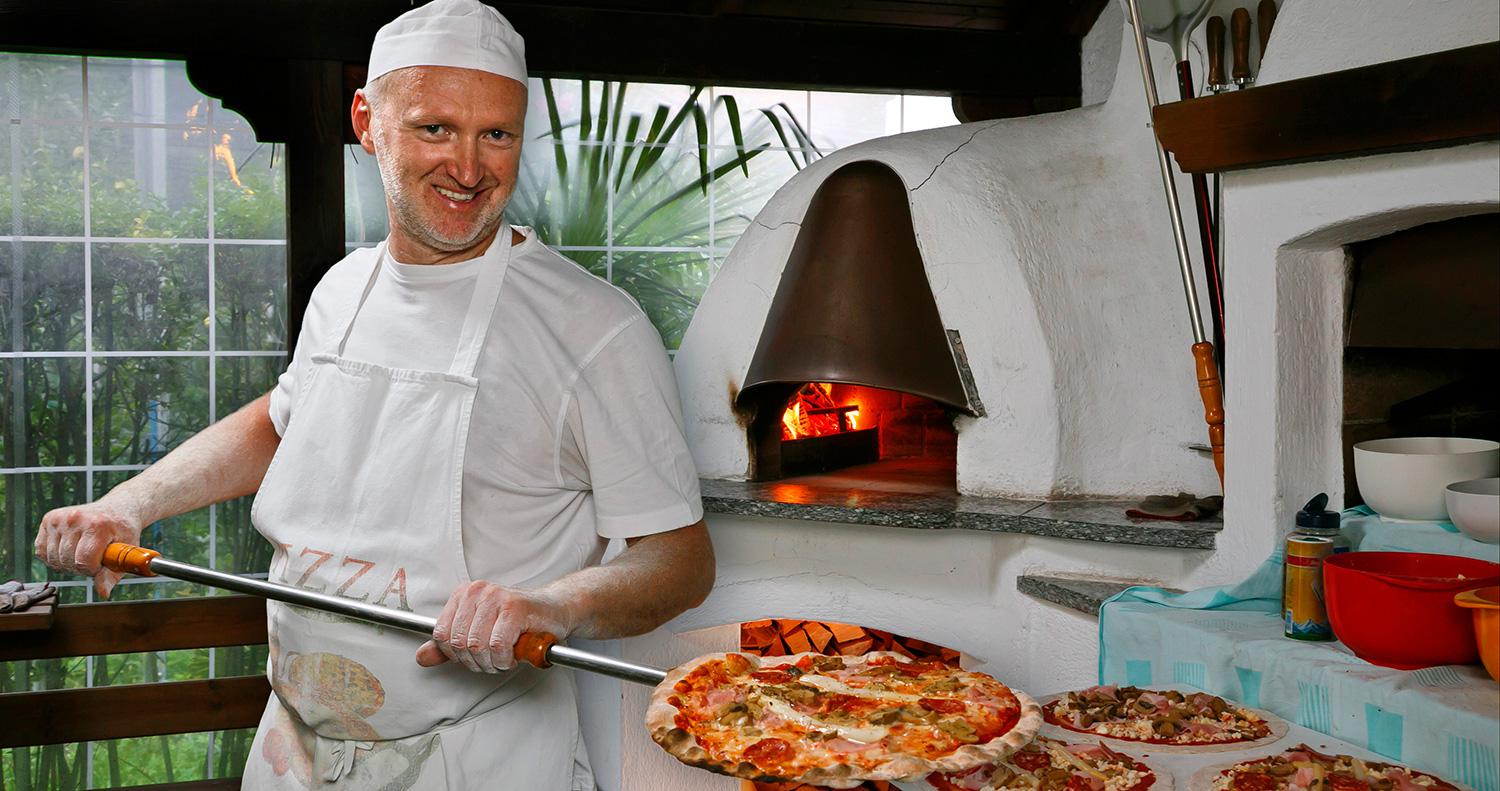 Pizza dal forno a legna