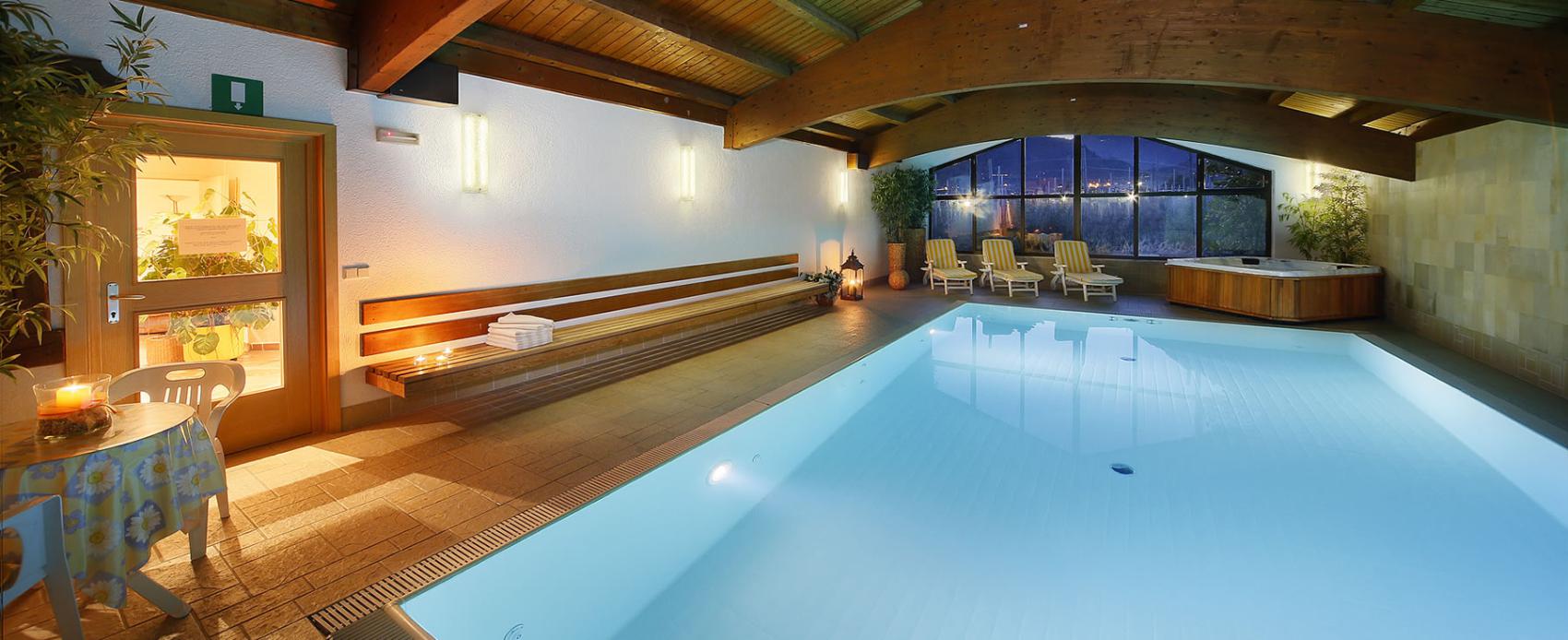 Piscina coperta con idromassaggio