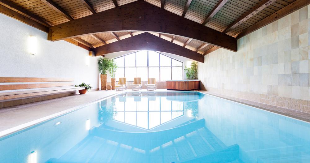 Hallenbad mit Gegenstromanlage und Whirlpool Hallenbad mit Gegenstromanlage und Whirlpool