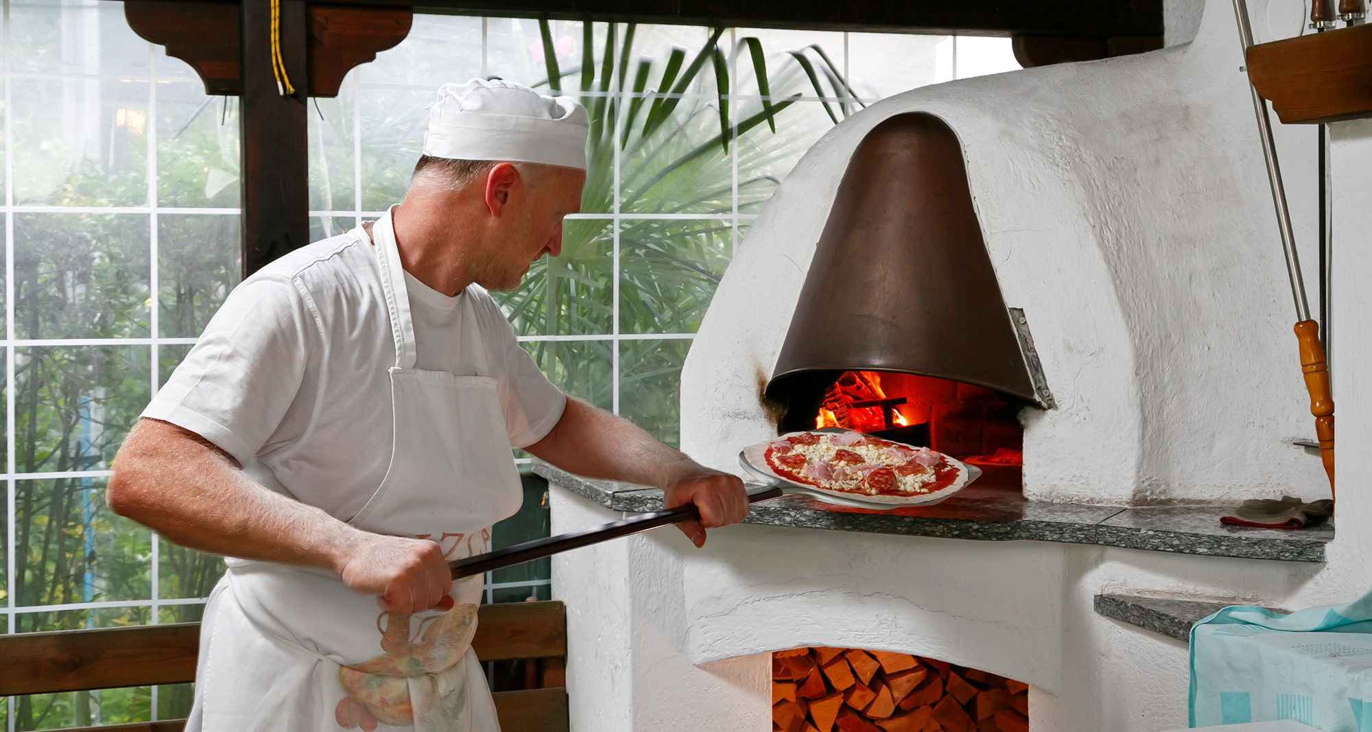 Pizza dal forno a legna